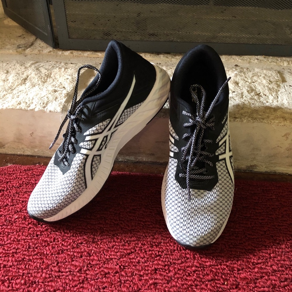 ASICS FuzeX Lyte black&white running 9.5 like new